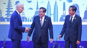 Presiden Joko Widodo (kanan) berbincang dengan Perdana Menteri Kamboja Hun Sen (tengah) dan Presiden Amerika Serikat Joe Biden (kiri) saat menghadiri Konferensi Tingkat Tinggi (KTT) ASEAN - AS dalam rangkaian KTT ASEAN 2022 di Hotel Sokha, Phnom Penh, Kamboja, Sabtu (12/11/2022). [ANTARA FOTO/Hafidz Mubarak A/tom]