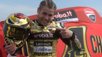 Pebalap Aruba.it-Ducati Alvaro Bautista merayakan gelar juara dunia WSBK 2022 usai menyelesaikan Race 2 di Pertamina Mandalika International Street Circuit, KEK Mandalika, Desa Kuta, Kecamatan Pujut, Praya, Lombok Tengah, NTB, Minggu (13/11/2022). [ANTARA FOTO/Puspa Perwitasari/foc]