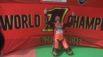 Pebalap Aruba.it-Ducati Alvaro Bautista berselebrasi usai mengunci gelar juara dunia WSBK 2022 di Pertamina Mandalika International Street Circuit, KEK Mandalika, Desa Kuta, Kecamatan Pujut, Praya, Lombok Tengah, NTB, Minggu (13/11/2022). [ANTARA FOTO/Puspa Perwitasari/foc]