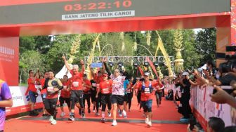 Sempat Mules dan Mampir ke Rumah Warga, Ganjar Akhirnya Berhasil Finish di Virgin Half Marathon