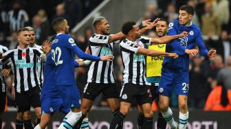 Gelandang Chelsea Kai Havertz bentrok dengan pemain Newcastle setelah peluit akhir selama pertandingan sepak bola Liga Premier Inggris antara Newcastle United melawan Chelsea di St James 'Park, Minggu (13/11) dini hari WIB.
ANDY BUCHANAN / AFP

