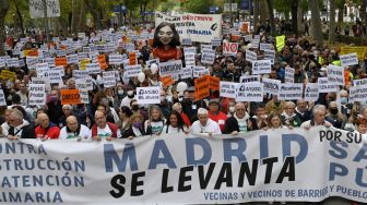 Para pengunjuk rasa berbaris selama demonstrasi yang diserukan untuk perbaikan sistem kesehatan di Madrid, Spanyol, Minggu (13/11/2022). [OSCAR DEL POZO / AFP]