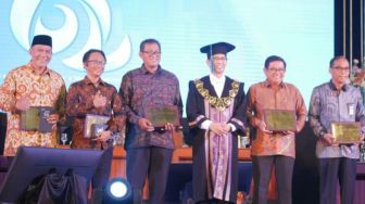 Dies Natalis ke-62 ITS, Dirut Pos Indonesia Terima Penghargaan Anugerah Wira Adhiwisesa