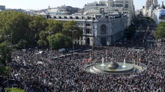 Ratusan ribu pengunjuk rasa berbaris selama demonstrasi yang diserukan untuk perbaikan sistem kesehatan di Madrid, Spanyol, Minggu (13/11/2022). [OSCAR DEL POZO / AFP]
