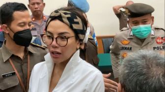 Singgung Anak, Air Mata Nikita Mirzani Tumpah di Persidangan: Ibumu Bukan Teroris