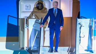 Presiden Amerika Serikat Joe Biden tiba di terminal VVIP I Bandara I Gusti Ngurah Rai Bali, Minggu (13/11/2022). [ANTARA FOTO/Media Center G20 Indonesia/Galih Pradipta/nym]
