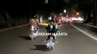 Viral Ugal-ugalan di Jalan, Pria Beratribut Ojol Pamer Lepas Tangan sampai Tiduran Bak Superman