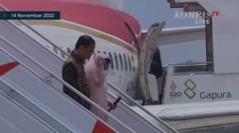 Viral! Video Iriana Jokowi Terjatuh di Tangga Pesawat, Netizen: Mungkin Lelah