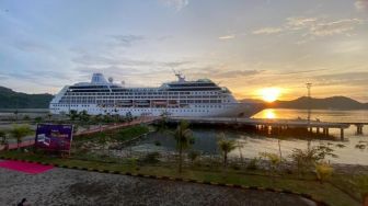 Kapal Pesiar MS Regatta Singgah di Lombok, 600 Turis Serbu Tempat Wisata Dan Belanja