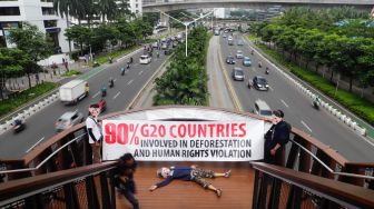 Kritik Pelaksanaan G20, Walhi Jakarta Pasang Spanduk Sindiran di JPO Pinisi