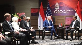 Presiden Joko Widodo (kanan) melakukan pertemuan bilateral dengan Presiden Amerika Serikat Joe Biden di sela rangkaian kegiatan KTT G20 Indonesia di Nusa Dua, Bali, Senin (14/11/2022).  ANTARA FOTO/Media Center G20 Indonesia/Akbar Nugroho Gumay
