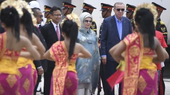 Presiden Turki Recep Tayyip Erdogan (kanan) bersama istri Emine Erdogan (kedua kanan) tiba di Terminal VVIP I Bandara I Gusti Ngurah Rai, Bali, Senin (14/11/2022).  ANTARA FOTO/Media Center G20 Indonesia/M Risyal Hidayat