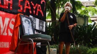 Aktivis HAM Sumarsih menyampaikan pendapat ketika aksi tabur bunga saat peringatan Tragedi Semanggi di Universita  Atmajaya, Jakarta Selatan, Senin (14/11/2022). [Suara.com/Alfian Winanto]