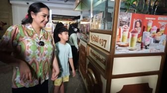 Cara Nagita Slavina Ajari Rafathar Coba Makanan Pedagang Kaki Lima Tuai Pujian Warganet