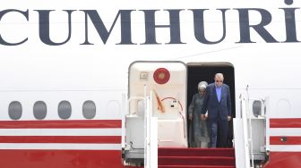 Presiden Turki Recep Tayyip Erdogan (kanan) bersama istri Emine Erdogan (kedua kanan) tiba di Terminal VVIP I Bandara I Gusti Ngurah Rai, Bali, Senin (14/11/2022).  ANTARA FOTO/Media Center G20 Indonesia/M Risyal Hidayat