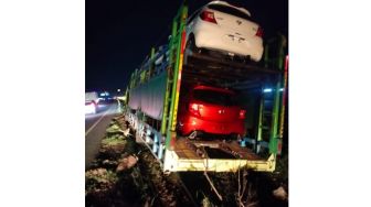 Truk Pengangkut Mobil Baru Terperosok di Tol Tangerang-Merak, Diduga Akibat Sopir Mengantuk