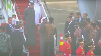 Sambut Langsung di Bandara, Begini Potret Keakraban Presiden Jokowi dengan Pemimpin Uni Emirat Arab