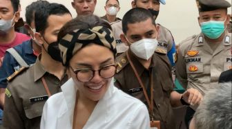 Potret Nikita Mirzani Tetap Full Senyum Jalani Sidang Perdana hingga Ungkap Kehidupan di Jeruji Besi