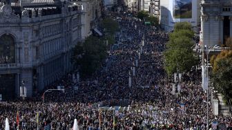 Ratusan ribu pengunjuk rasa berbaris selama demonstrasi yang diserukan untuk perbaikan sistem kesehatan di Madrid, Spanyol, Minggu (13/11/2022). [OSCAR DEL POZO / AFP]
