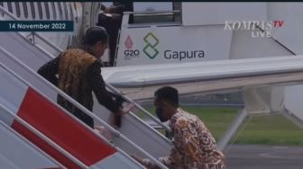 Iriana Jatuh di Tangga Pesawat, Ekspresi Jokowi Angkat Tangan Tolak Bantuan Paspampres