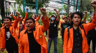 Sejumlah mahasiswa melakukan aksi tabur bunga saat peringatan Tragedi Semanggi di Universita  Atmajaya, Jakarta Selatan, Senin (14/11/2022). [Suara.com/Alfian Winanto]