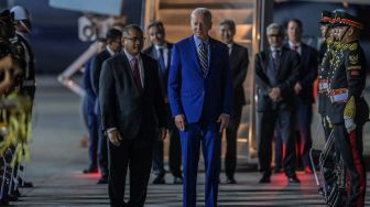 Presiden Amerika Serikat Joe Biden (tengah) tiba di terminal VVIP I Bandara I Gusti Ngurah Rai Bali, Minggu (13/11/2022). [ANTARA FOTO/Media Center G20 Indonesia/Galih Pradipta/nym]
