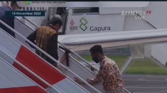 Aduh! Iriana Jokowi Terpeleset di Tangga saat Turun Pesawat di Bali
