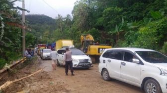 Sempat Ambles, Jembatan Laay di Pesisir Barat Sudah bisa Dilalui Kendaraan