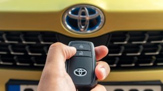 Berbagai Cara Ganti Baterai Remote Mobil Toyota yang Tepat!