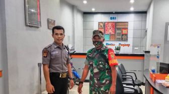 Patroli Wilayah, Babinsa Komsos Dengan Security Bank BRI