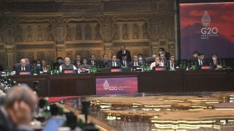 Presiden Joko Widodo (tengah) menyampaikan pandangannya pada pembukaan KTT G20 di Nusa Dua, Bali, Selasa (15/11/2022). ANTARA FOTO/Media Center G20 Indonesia/Prasetyo Utomo/nym.