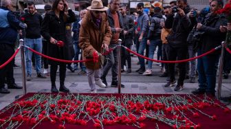 Para pelayat berduka untuk para korban di lokasi ledakan bom di Jalan Istiklal, Istanbul, Turki, Senin (14/11/2022). [Yasin AKGUL/AFP]
