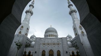 Masjid Raya Sheikh Zayed, Hadiah dari Presiden UEA Mohamed Bin Zayed Untuk Indonesia