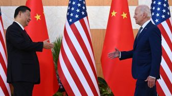 Presiden Amerika Serikat Joe Biden (kanan) dan Presiden China Xi Jinping (kiri) berjabat tangan saat bertemu di sela-sela KTT G20 di Nusa Dua, Bali, Indonesia, Senin (14/11/2022). [SAUL LOEB / AFP]