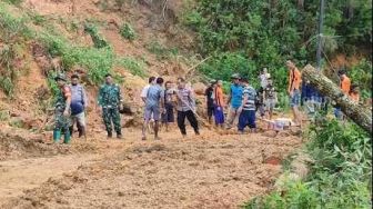 Hati-hati! Segini Parah Longsoran Lumpur Tutup Akses Jalan Ponorogo - Trenggalek