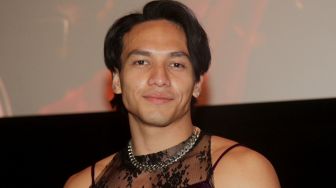 Jefri Nichol Nyentrik Pakai Tanktop Ungu di Acara Screening Film Sri Asih