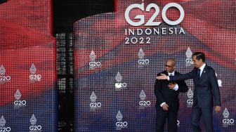 Presiden Joko Widodo (kanan) menyambut kedatangan Menteri Luar Negeri, Internasional Bisnis dan Kerjasama Internasional Suriname Albert R Ramdin (kiri) di lokasi KTT G20 Indonesia 2022, Nusa Dua, Bali, Selasa (15/11/2022). [ANTARA FOTO/Media Center G20 Indonesia/Sigid Kurniawan/wsj].