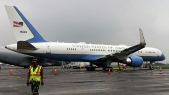 Anggota TNI AL melintas di samping pesawat delegasi Amerika Serikat yang terparkir di apron Bandara Internasional Juanda Surabaya di Sidoarjo, Jawa Timur, Selasa (15/11/2022). Pesawat delegasi KTT G20 di Bali terparkir di Bandara Juanda menempati apron Terminal 1, Terminal 2, dan Lanudal Juanda. [ANTARA FOTO/Umarul Faruq/tom].