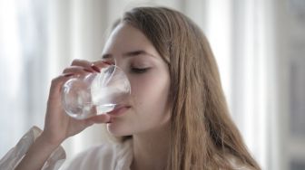 4 Manfaat Minum Air Hangat sebelum Tidur, Bisa untuk Detoks Alami