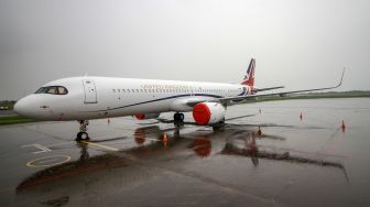 Pesawat delegasi Inggris Raya (United Kingdom) terparkir di apron Bandara Internasional Juanda Surabaya di Sidoarjo, Jawa Timur, Selasa (15/11/2022). [ANTARA FOTO/Umarul Faruq/tom].