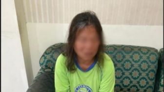 Ibu-ibu Bentangkan Tulisan Stop War Jelang Joe Biden Lewat di Nusa Dua Ditangkap