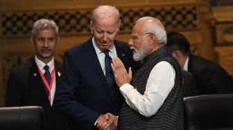 Presiden Amerika Serikat Joe Biden (kiri) berbincang dengan Perdana Menteri India Narendra Damodardas Modi (kanan) sebelum acara pembukaan KTT G20 Indonesia 2022 di Nusa Dua, Bali, Selasa (15/11/2022). [ANTARA FOTO/Media Center G20 Indonesia/Prasetyo Utomo/wsj].