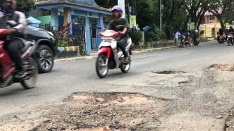 Pengendara Keluhkan Kondisi Jalan Bambang Utoyo Palembang yang Penuh Lubang