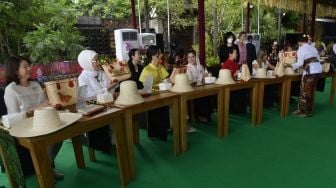 Ibu Negara Indonesia Iriana Joko Widodo (keempat kiri) bersama (dari kiri ke kanan) Istri Perdana Menteri Jepang Yuko Kishida, Ibu Negara Turki Emine Erdogan, Ibu Negara Korea Selatan Kim Keon-hee, Ibu Negara China Peng Liyuan, dan Istri Perdana Menteri Spanyol Maria Begona Gomez mewarnai kerajinan anyaman saat Spouse Program KTT G20 di Nusa Dua, Badung, Bali, Selasa (15/11/2022). [ANTARA FOTO/Media Center G20 Indonesia/Zabur Karuru/nym].