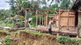 Rumah Warga di Cikeusik Pandeglang Terancam Alami Longsor