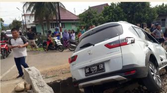 Mobil Polwan di Lahat Sumsel Disambar Kereta Api, Terpental di Pintu Perlintasan