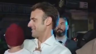 Melokal! Presiden Prancis Emmanuel Macron Rela Jalan Kaki Sapa Warga Hingga Gendong dan Cium Balita