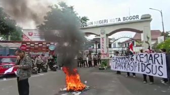 Minta Usut Tuntas Dugaan Korupsi Dana BOS, Mahasiswa Geruduk Kejaksaan dan Kantor Kemenag Kota Bogor