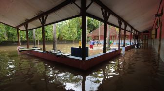 Sejumlah anak bermain di halaman Sekolah Dasar Negeri 2 Krakitan, Bayat, Klaten, Jawa Tengah, Rabu (16/11/2022). [ANTARA FOTO/Aloysius Jarot Nugroho/foc].