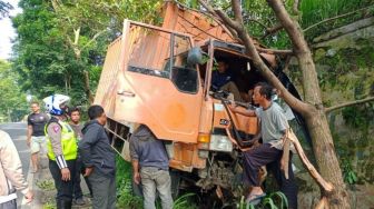 Kecelakaan di Jalan Raya Cianjur-Sukabumi, Truk Fuso Tabrak Pohon, Ini Penampakannya